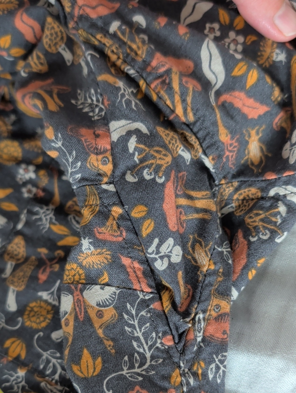 Duluth Trading Co Mushroom And Moth Button Up Long Sleeve Shirt Size Small - Picture 7 of 7